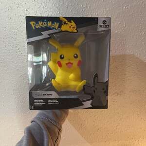 Pokémon Pikachu Select 4" Vinyl Figure (Series 4)